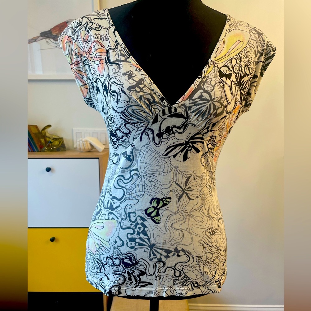Anthrolpoligie shortsleeved T with butterfly design in white; size S